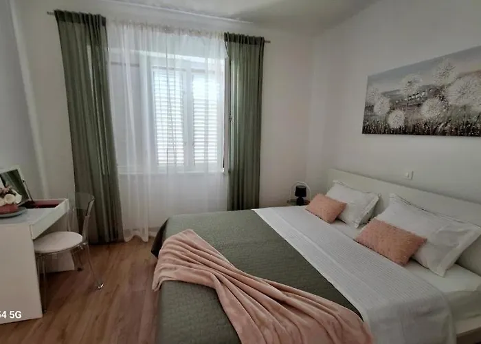 In With Sea View, Terrace, Air Conditioning, Wi-fi * Banjol